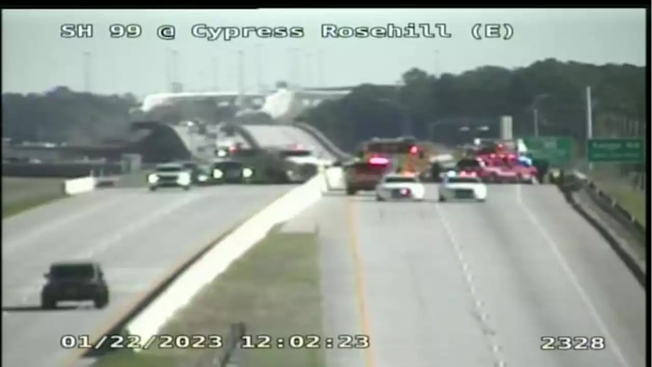 Small plane making emergency landing clips 18-wheeler on Grand Parkway, HCSO says