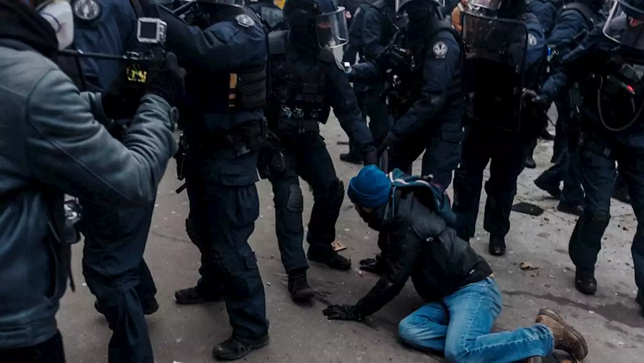 Manifestation pour les retraites à Paris : amputé d'un testicule, après avoir été frappé par un policier, un homme porte plainte