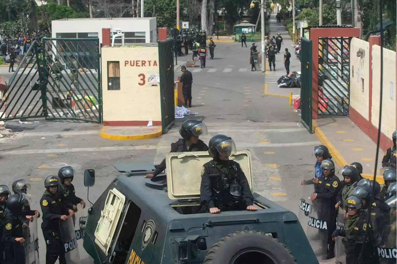 Policías allanan universidad de Perú; 200 detenidos