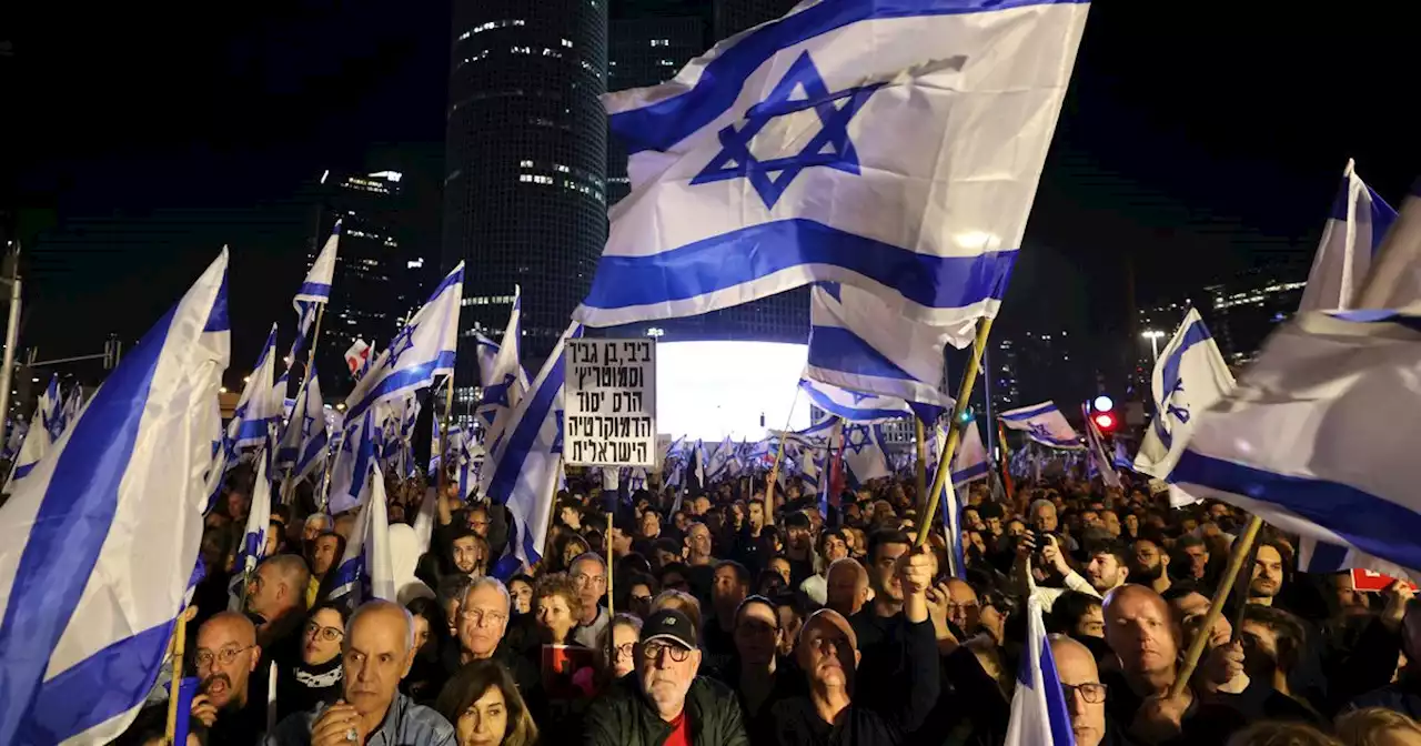 Israël: l'ex-Premier ministre se joint a une manifestation contre le gouvernement