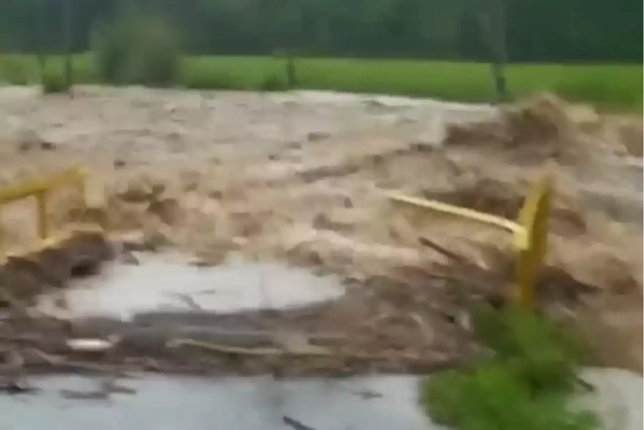 Banjir Nyaris Putuskan Jembatan, Ratusan Keluarga Terisolasi di Bengkulu Tengah