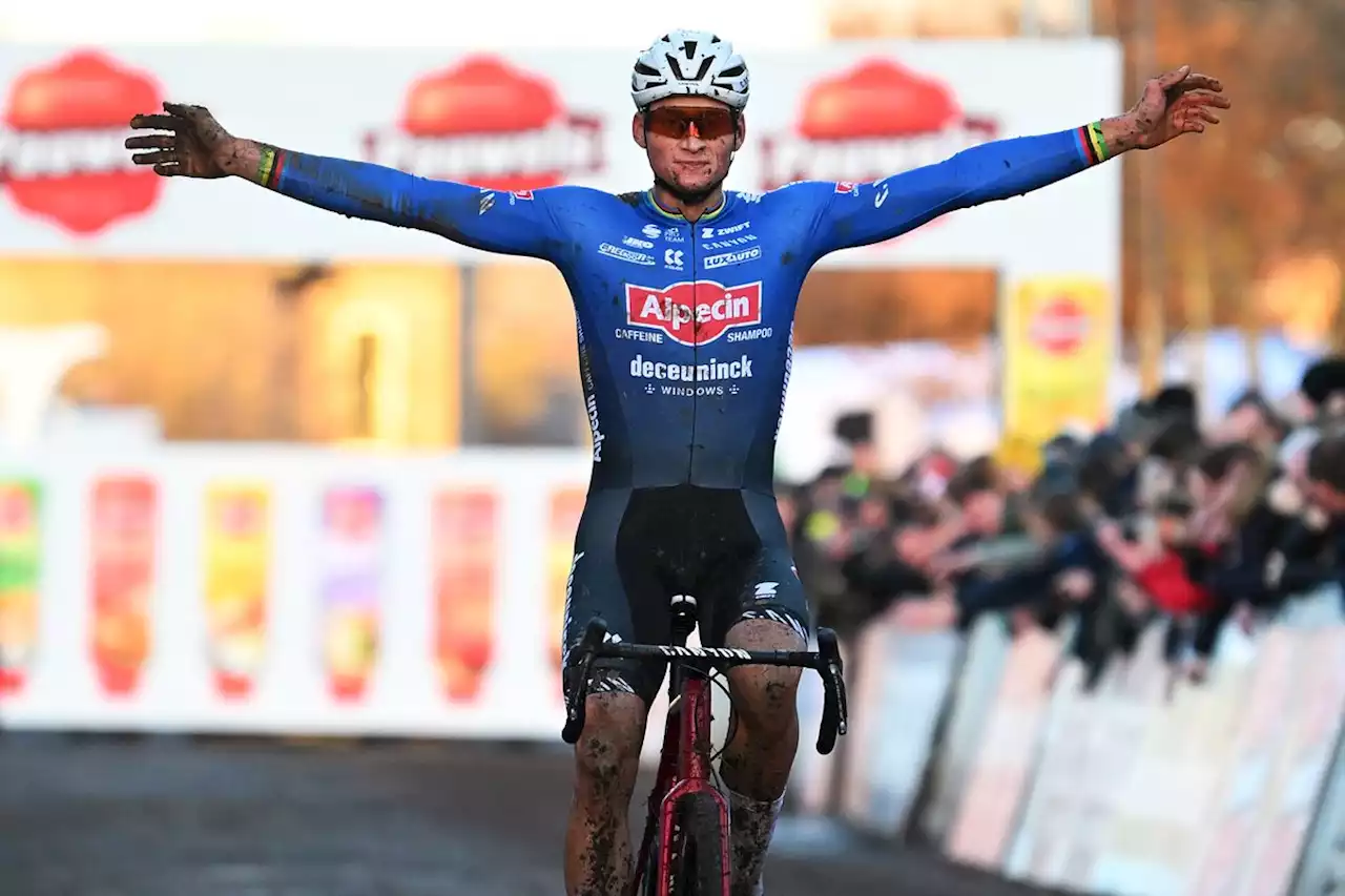 Van der Poel klopt Van Aert in bloedstollende cross, wereldbeker voor Van Empel