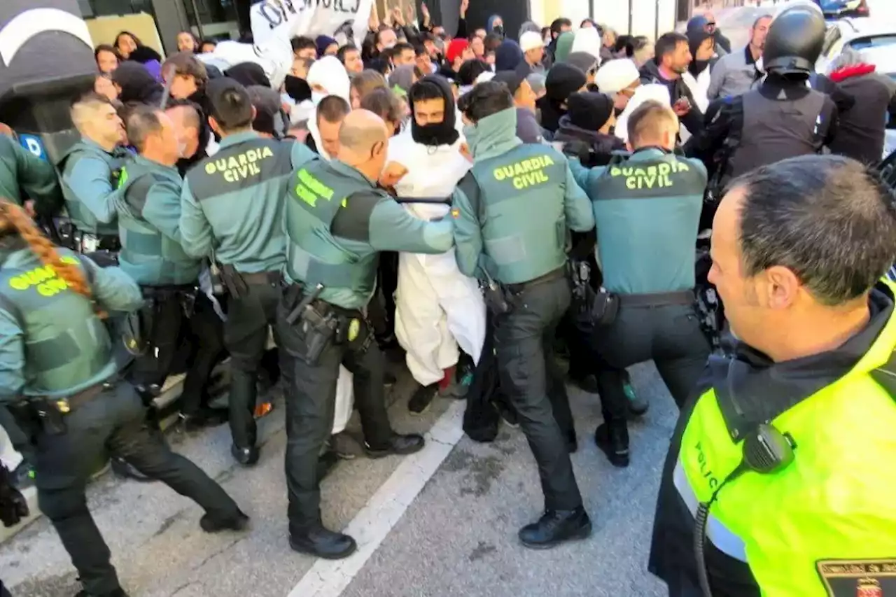 En libertad los seis detenidos durante el desalojo de un edificio de la Sareb ocupado en Villalba