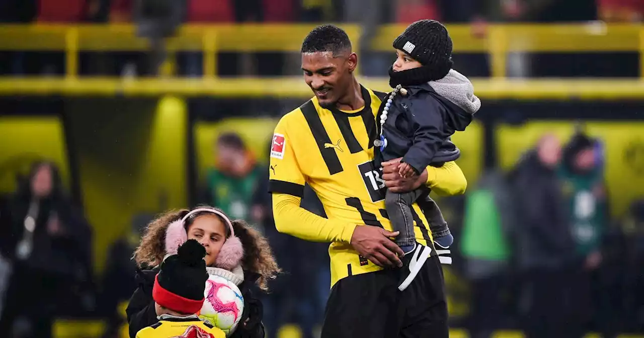 Haller torna in campo dopo l'operazione per un cancro: ovazione dei tifosi del Borussia