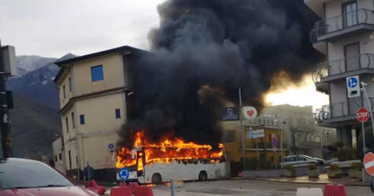 Scontri tra tifoserie di Paganese e Casertana. In fiamme il bus dei tifosi ospiti