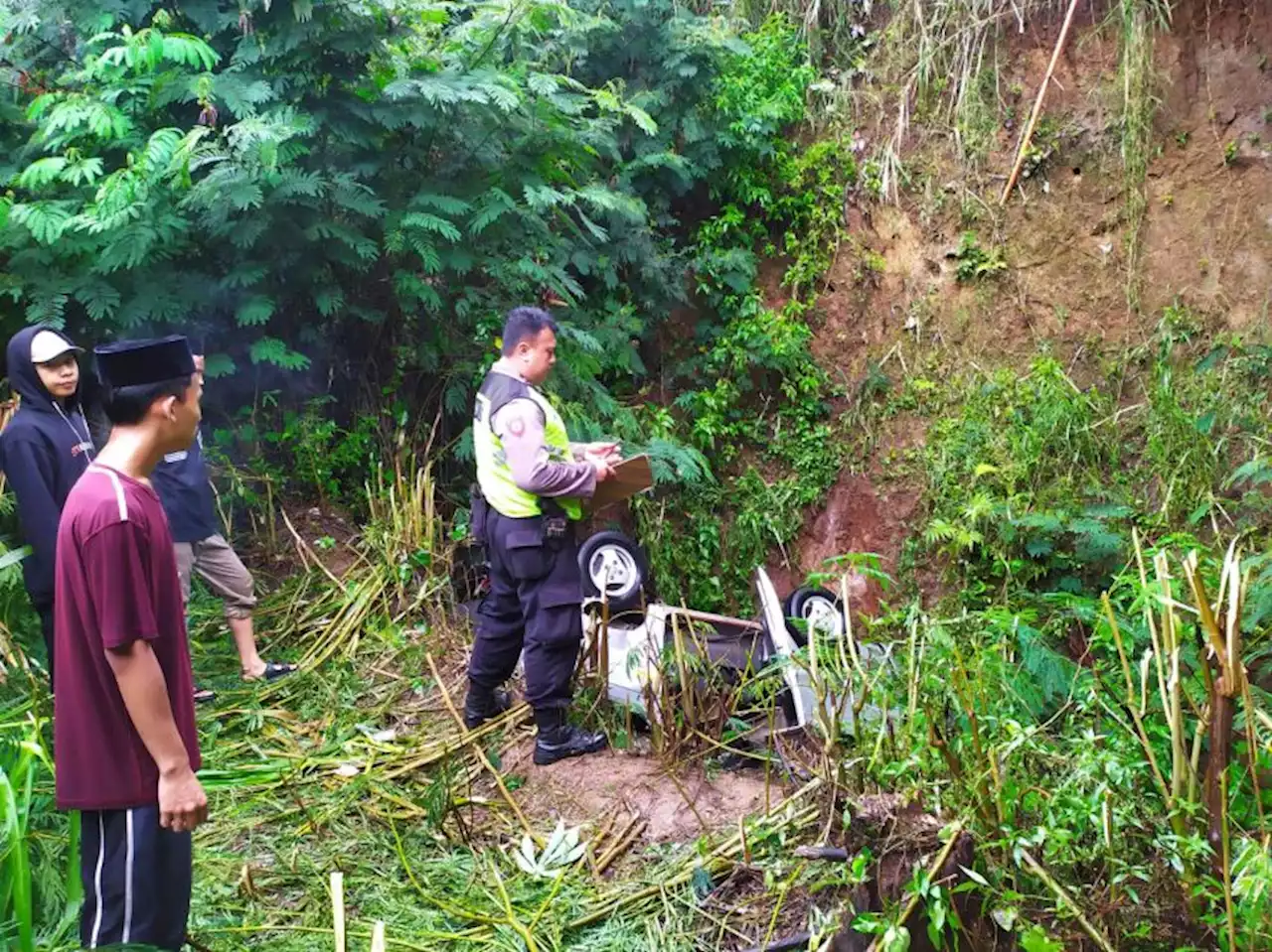 Minibus Masuk Jurang Sedalam 25 Meter di Garut, 4 Orang Terluka