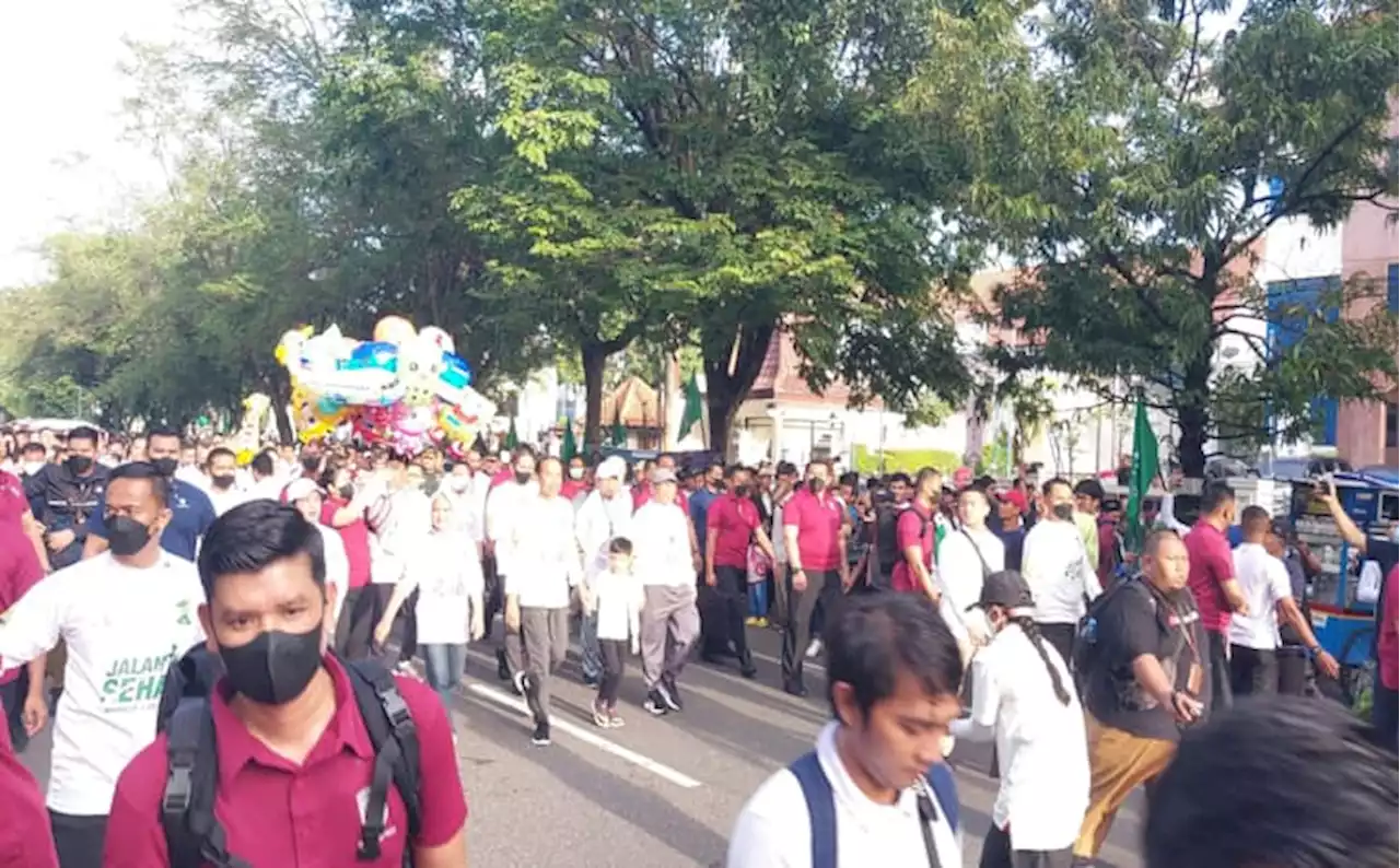 Girangnya Anak-Anak Dapat Balon dari Keluarga Presiden saat Jalan Sehat di Solo