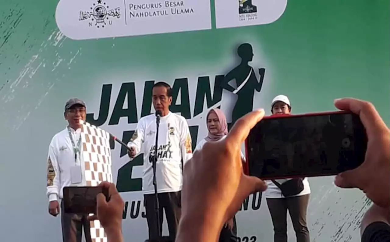 Ikut Jalan Sehat Menuju 1 Abad NU, Jokowi ke Warga Solo: Sehat Semua Ya!