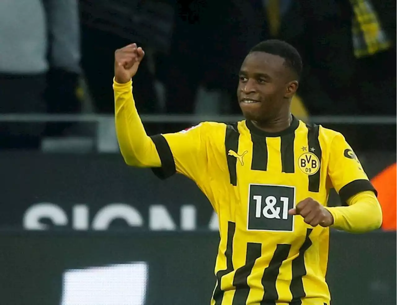 Soccer-Dortmund extend deal with teenage striker Moukoko to 2026