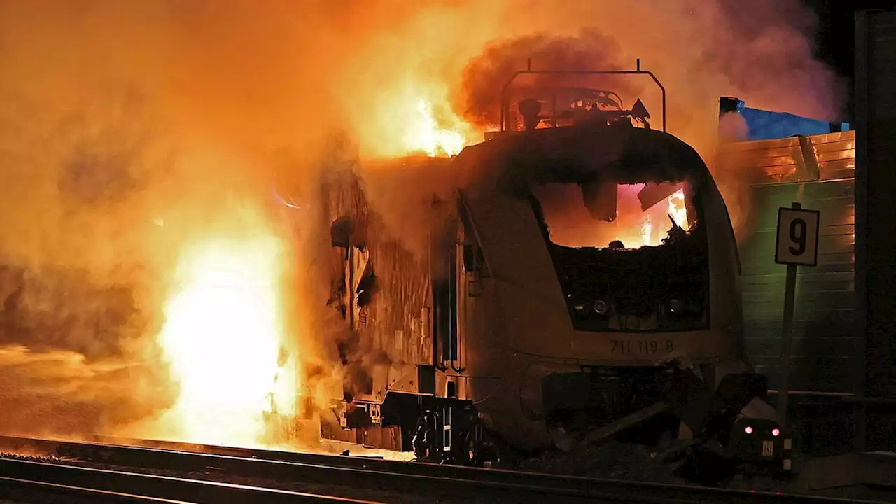 Feuerwehr will brennende Lok löschen – dann fuhr sie los