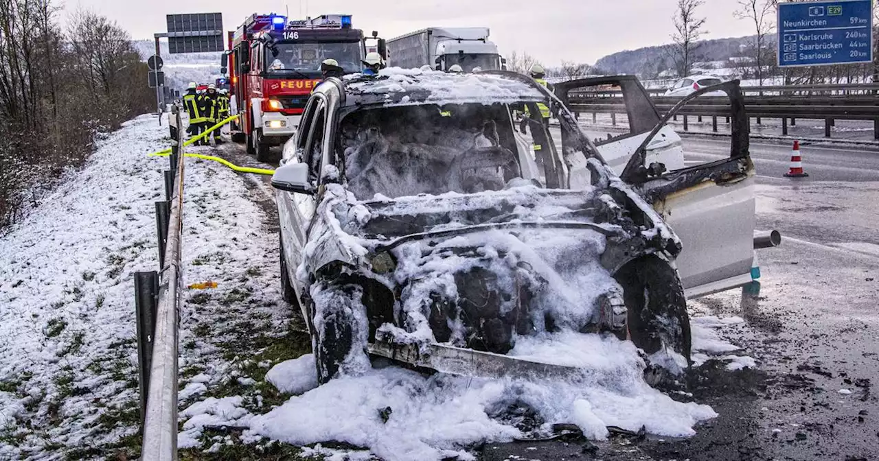 Insassen konnten sich retten: Auto fängt bei Schwemlingen auf der A 8 Feuer