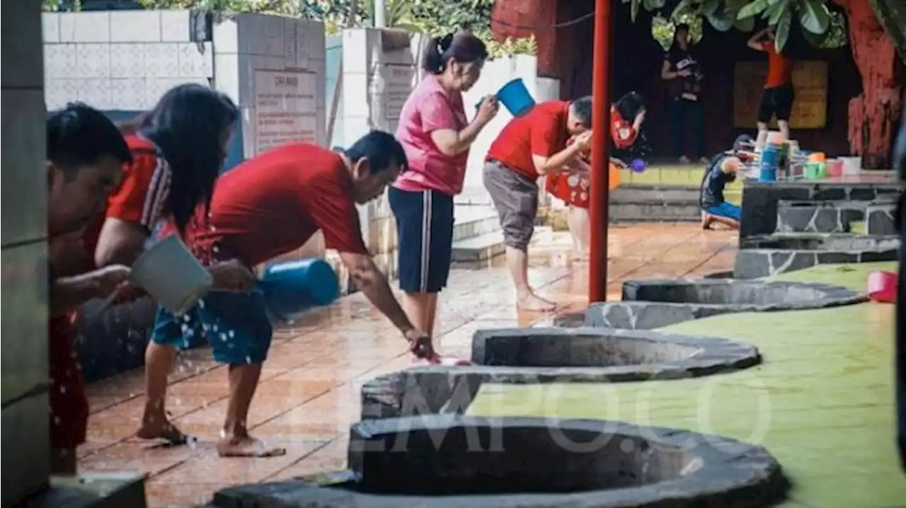 Imlek di Kota Depok, Mandi di Pemandian 7 Sumur Vihara Gayatri