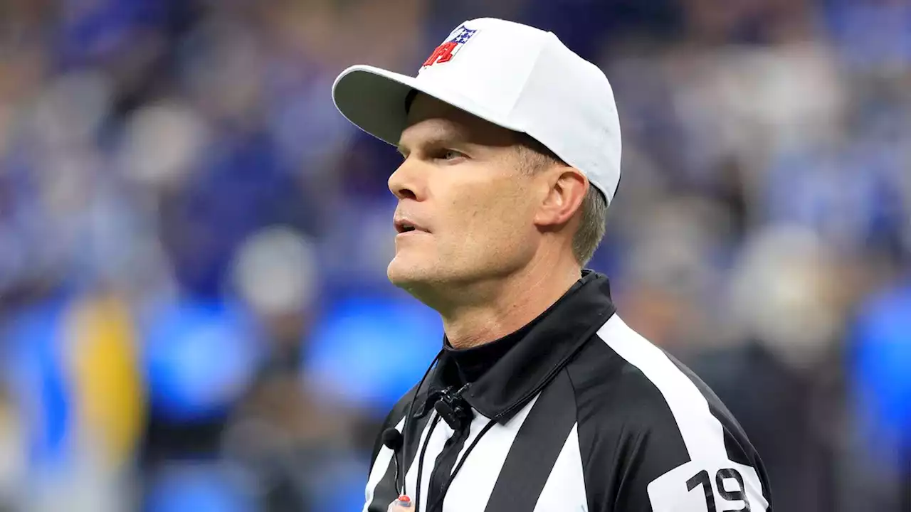 Referee Can’t Help But Grin While Calling Penalty To Bring Back Huge Gain