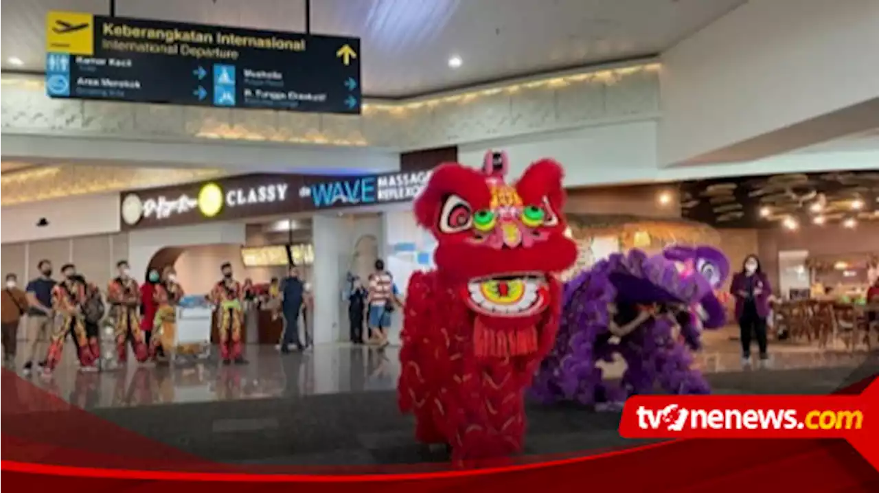 Imlek 2023: Barongsai Hibur Calon Penumpang di Bandara Ahmad Yani Semarang