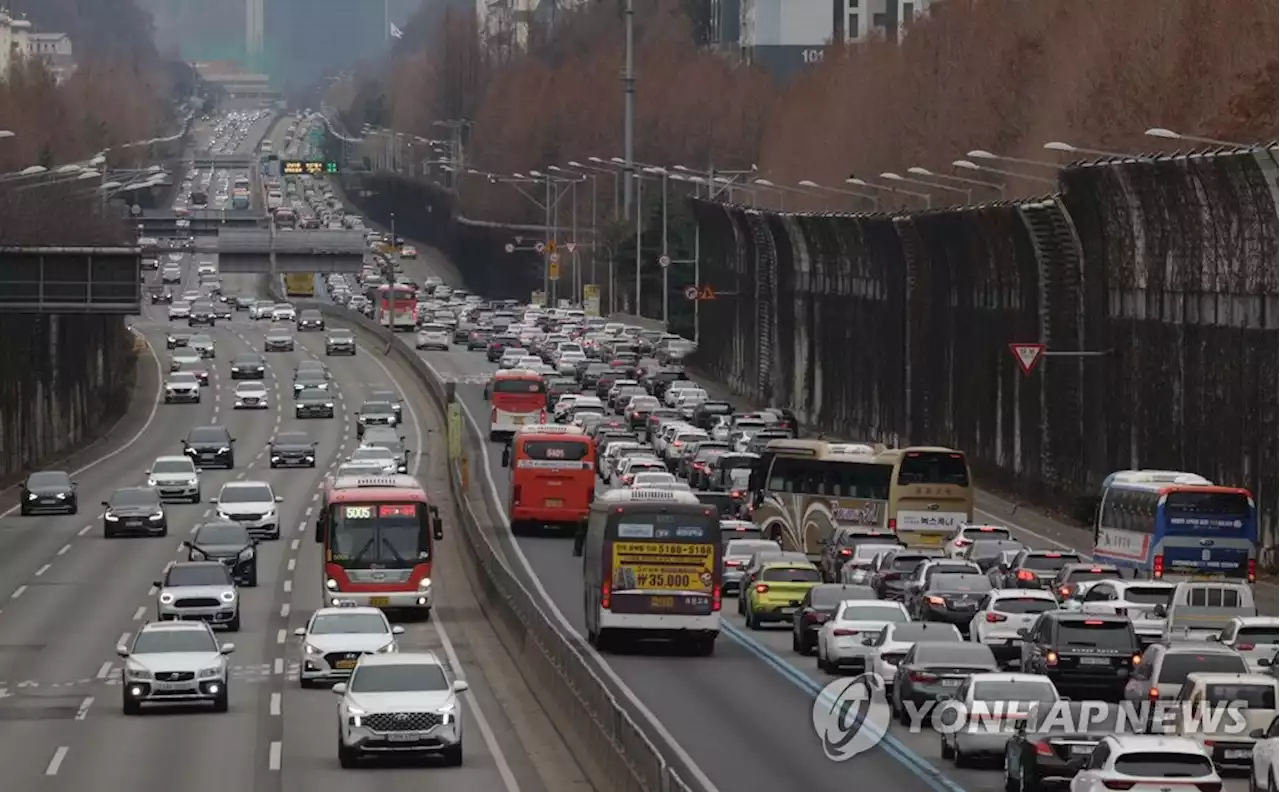 전국 고속도로 양방향 정체 극심…부산→서울 7시간 50분 | 연합뉴스