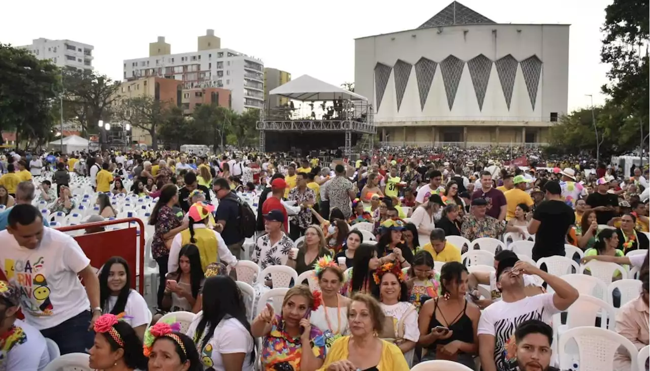 Carnavaleros se dan cita en la Plaza de la Paz para la Lectura del Bando