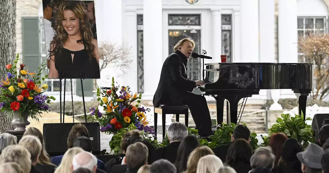 Fans, celebs gather at Graceland to mourn Lisa Marie Presley