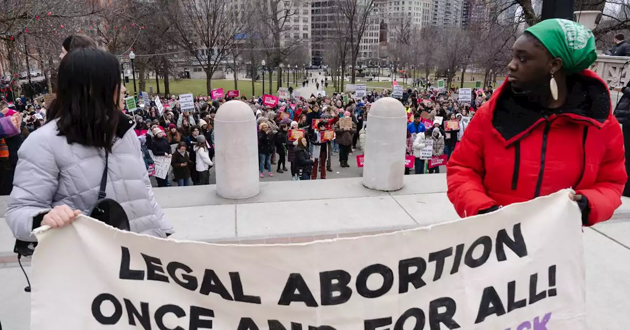 Women’s marches draw thousands on 50th anniversary of Roe