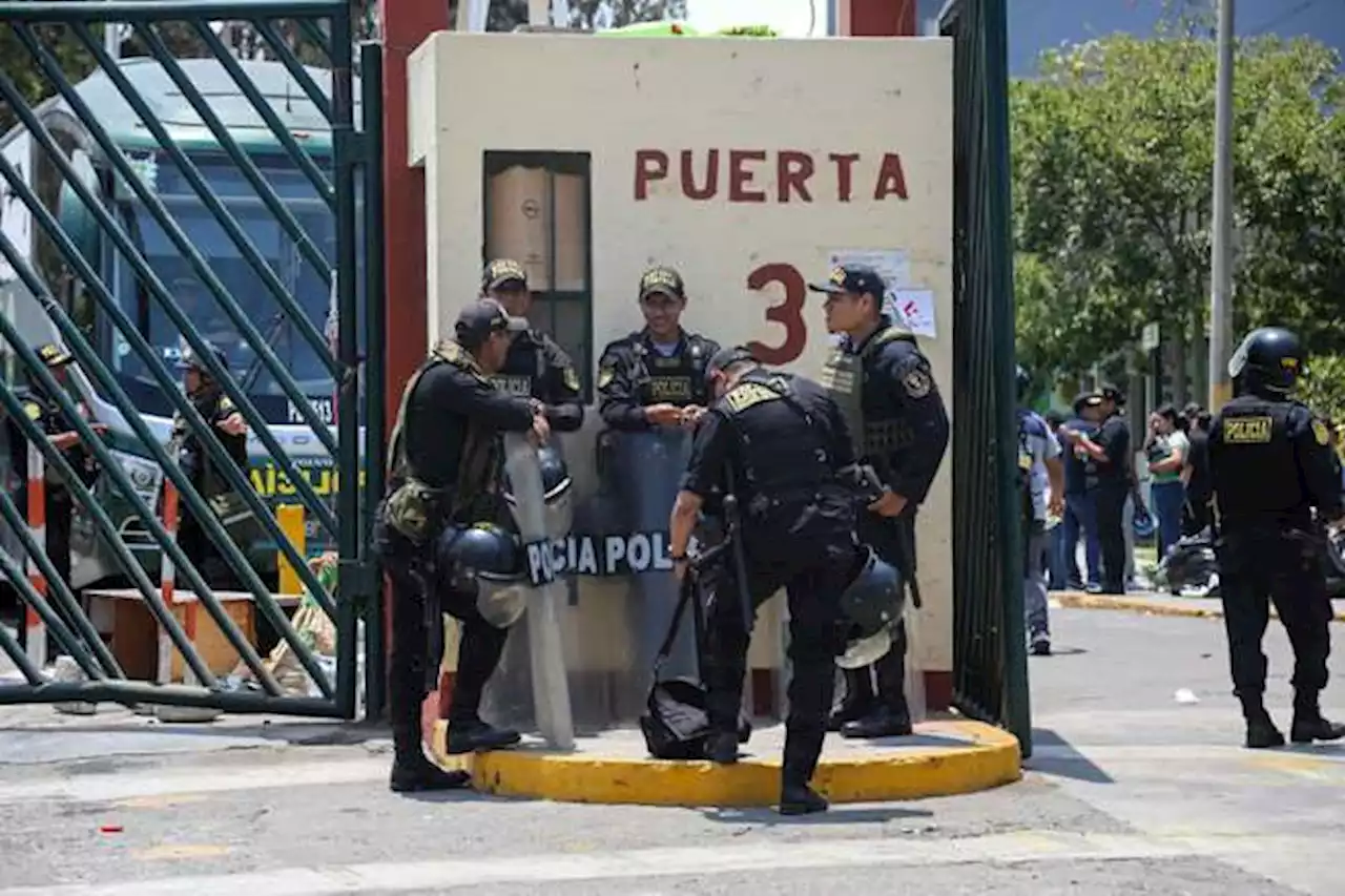 Universidad en Lima desalojada por la policía denuncia abuso de autoridad