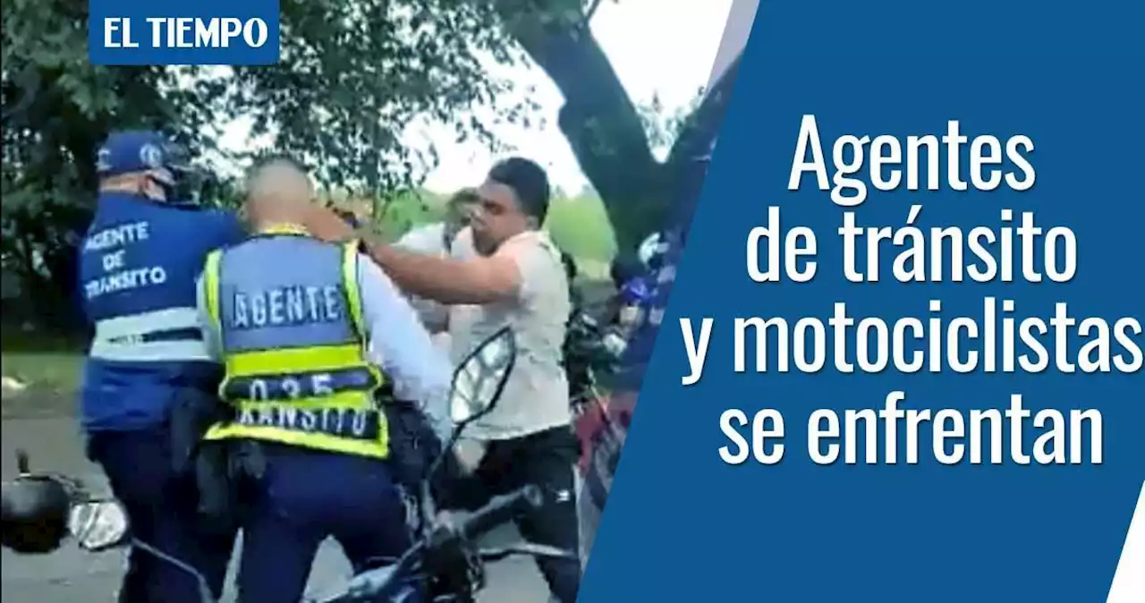 Video: agentes de tránsito y motociclistas se enfrentan a puños en plena vía