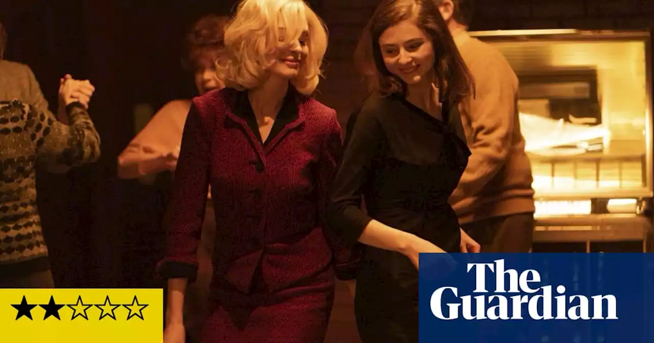 Eileen review – Anne Hathaway transfixes in off-kilter thriller