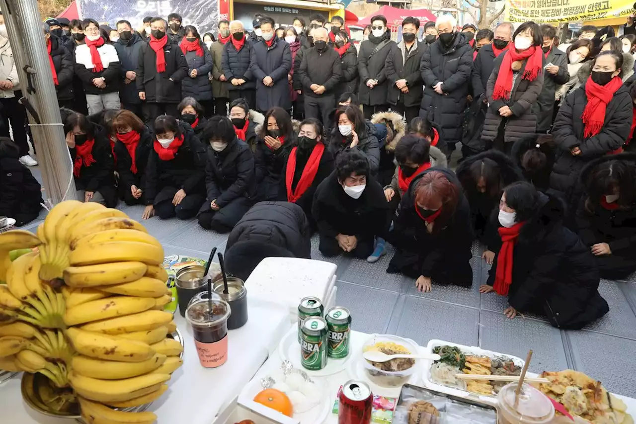 네가 없는 새해…이태원 참사 유가족 합동 차례 [만리재사진첩]