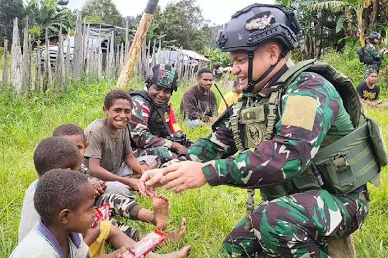 Prajurit TNI Beri 'Trauma Healing' Warga yang Takut Akibat Teror KSB