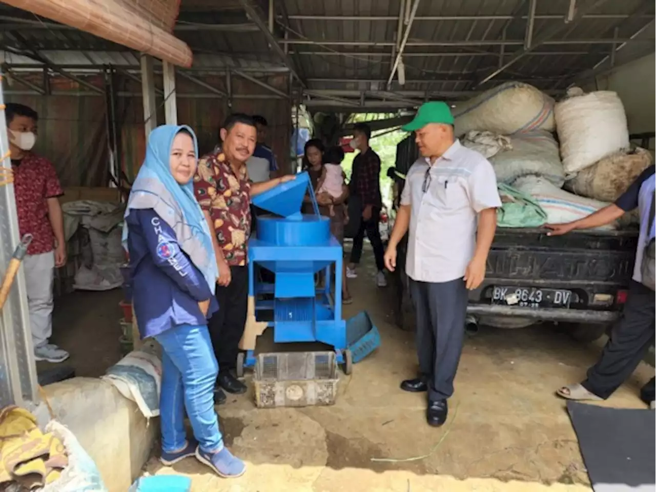 Tingkatkan Produksi Kemiri, USU Berikan Mesin Pemipil Kemiri ke Petani di Pancurbatu