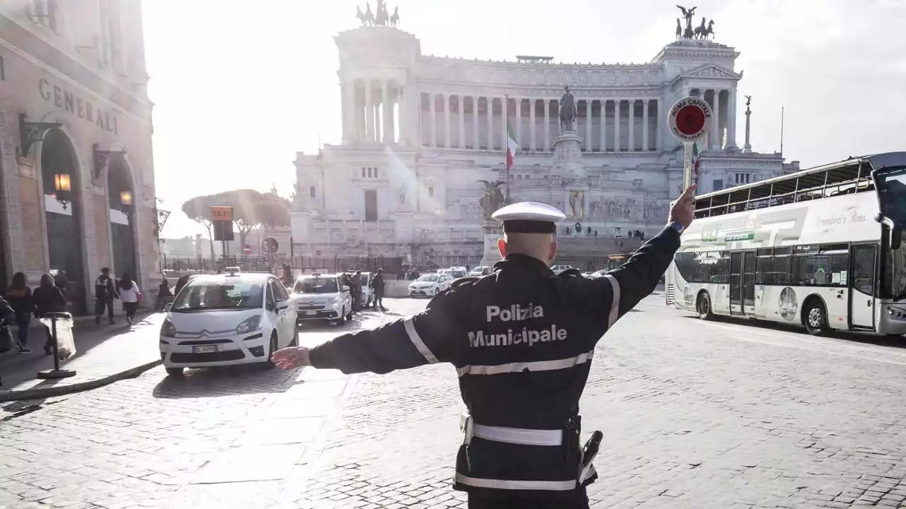 Allergici alla divisa o impossibilitati a stare seduti in auto: a Roma un vigile su sei non è idoneo al servizio