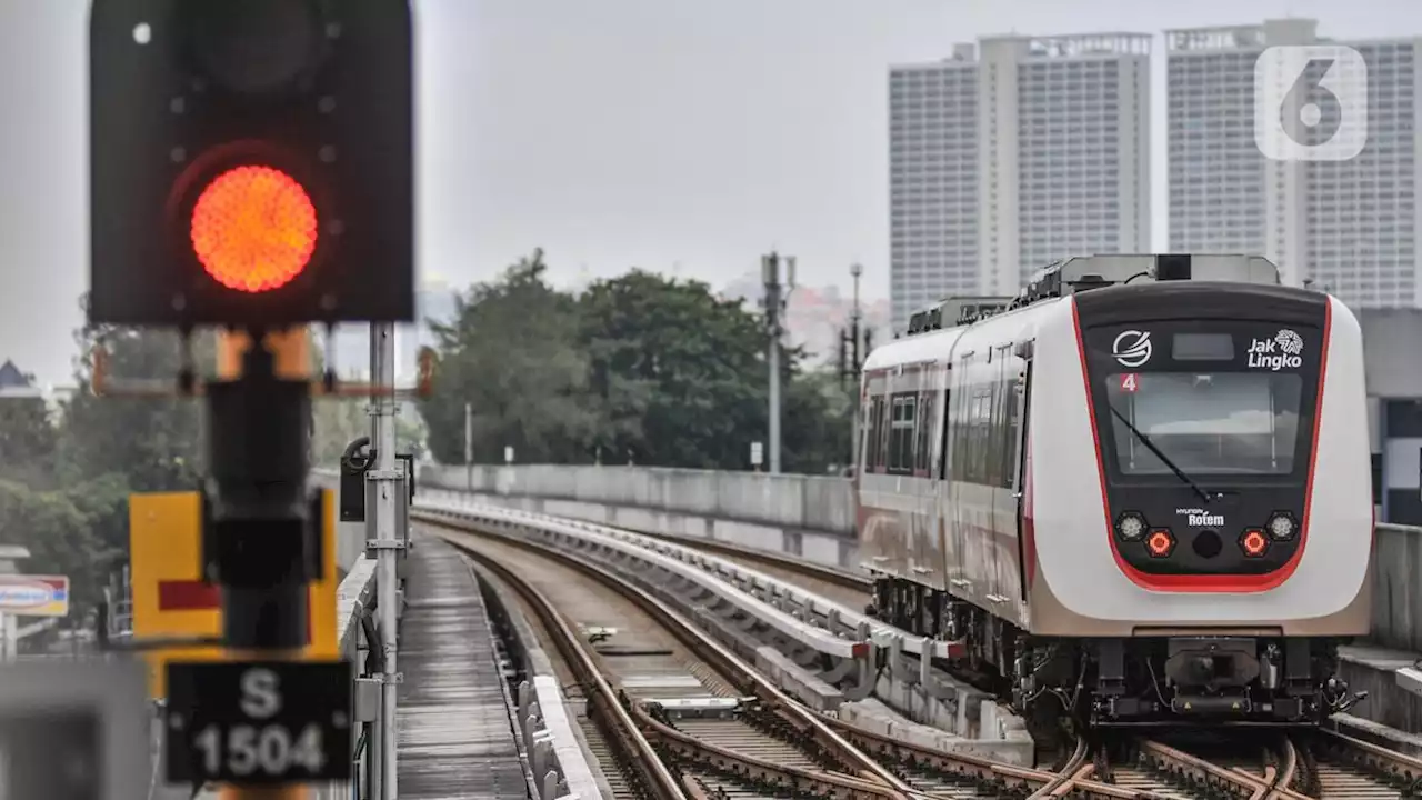 Parade Barongsai Meriahkan Imlek di Kereta LRT Jakarta