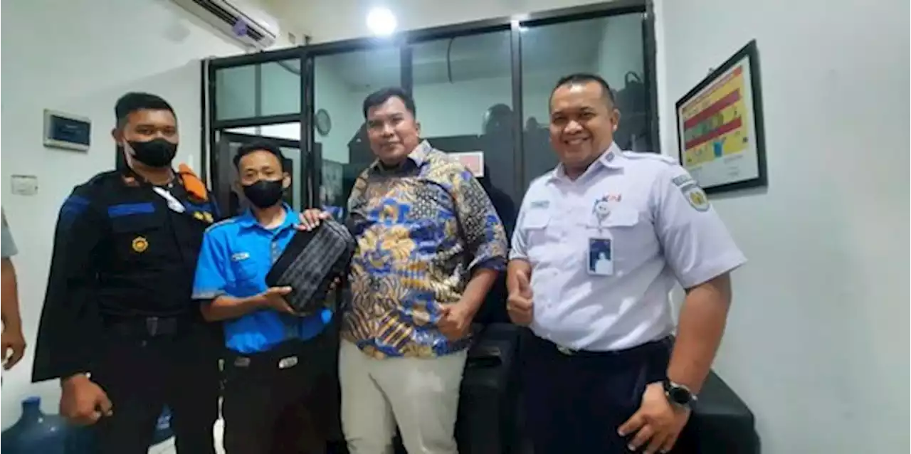 Cerita Petugas Kebersihan Stasiun Tugu Yogya Kembalikan Tas Berisi Uang Rp44 Juta | merdeka.com