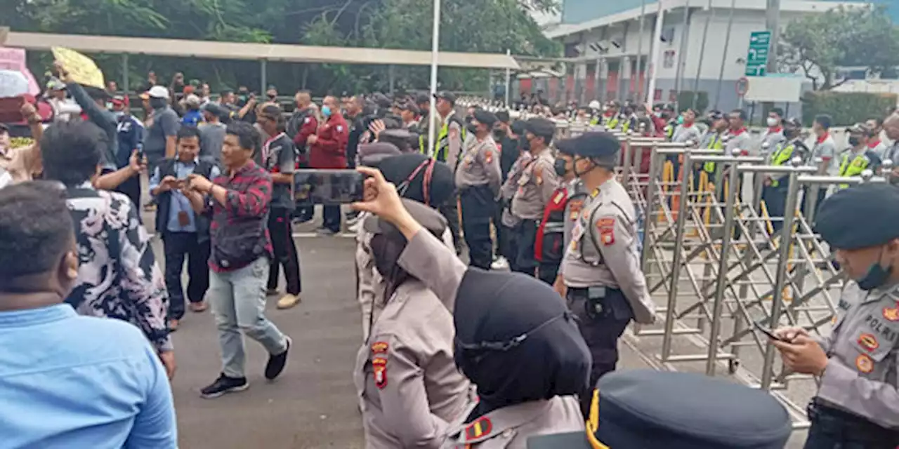 Tuntut Pekerjaan untuk Penduduk Sekitar, Warga Jatijajar Depok Demo Gudang Lazada | merdeka.com