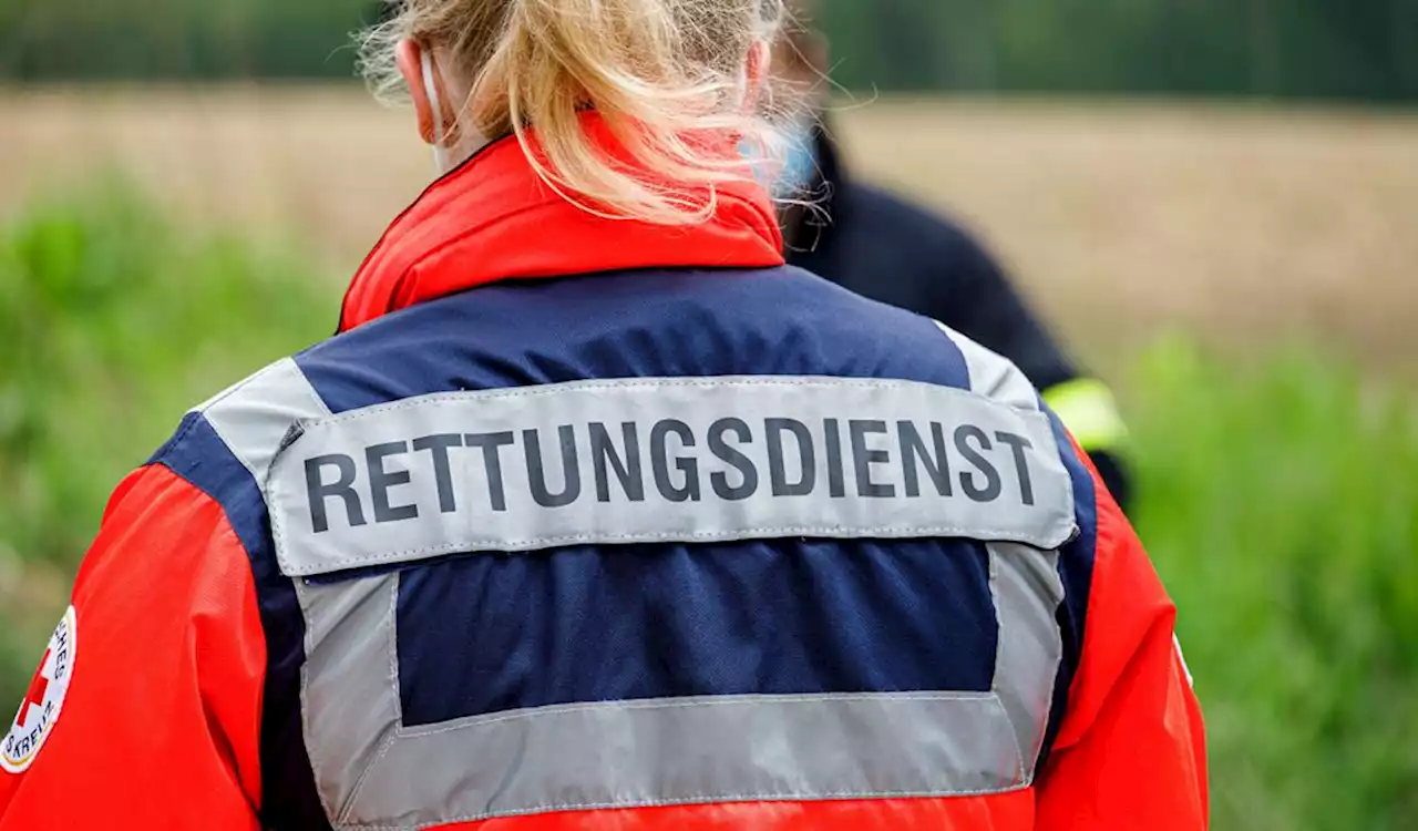 Sie wollten ihm helfen: Betrunkener greift Retter bei Einsatz an