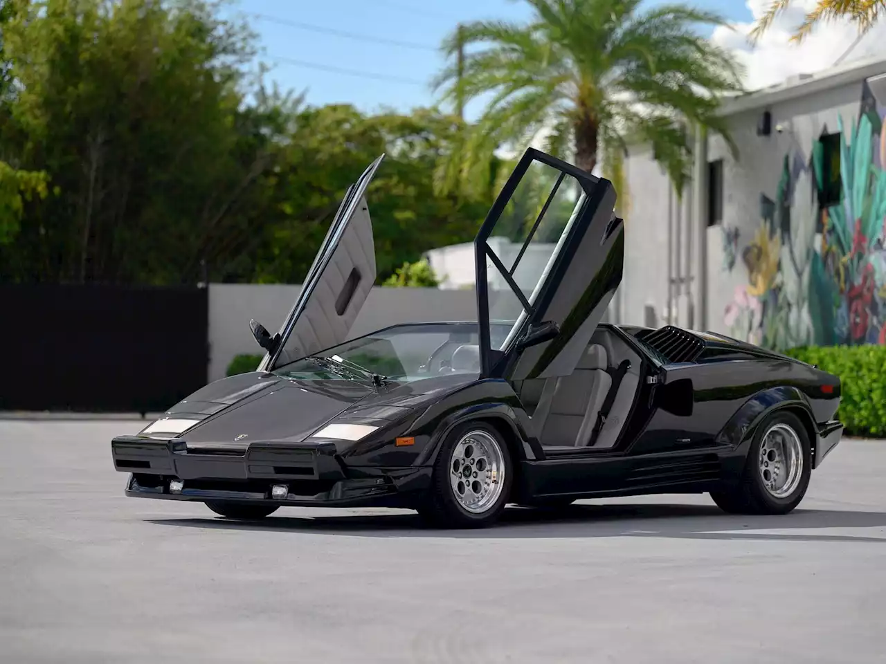 Lamborghini Countach with 155 miles, original tires heads to auction