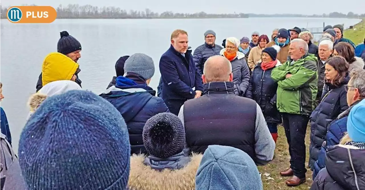 Bach vor der Ankunft des Flüchtlingsschiffs: Kleines Dorf, große Sorgen