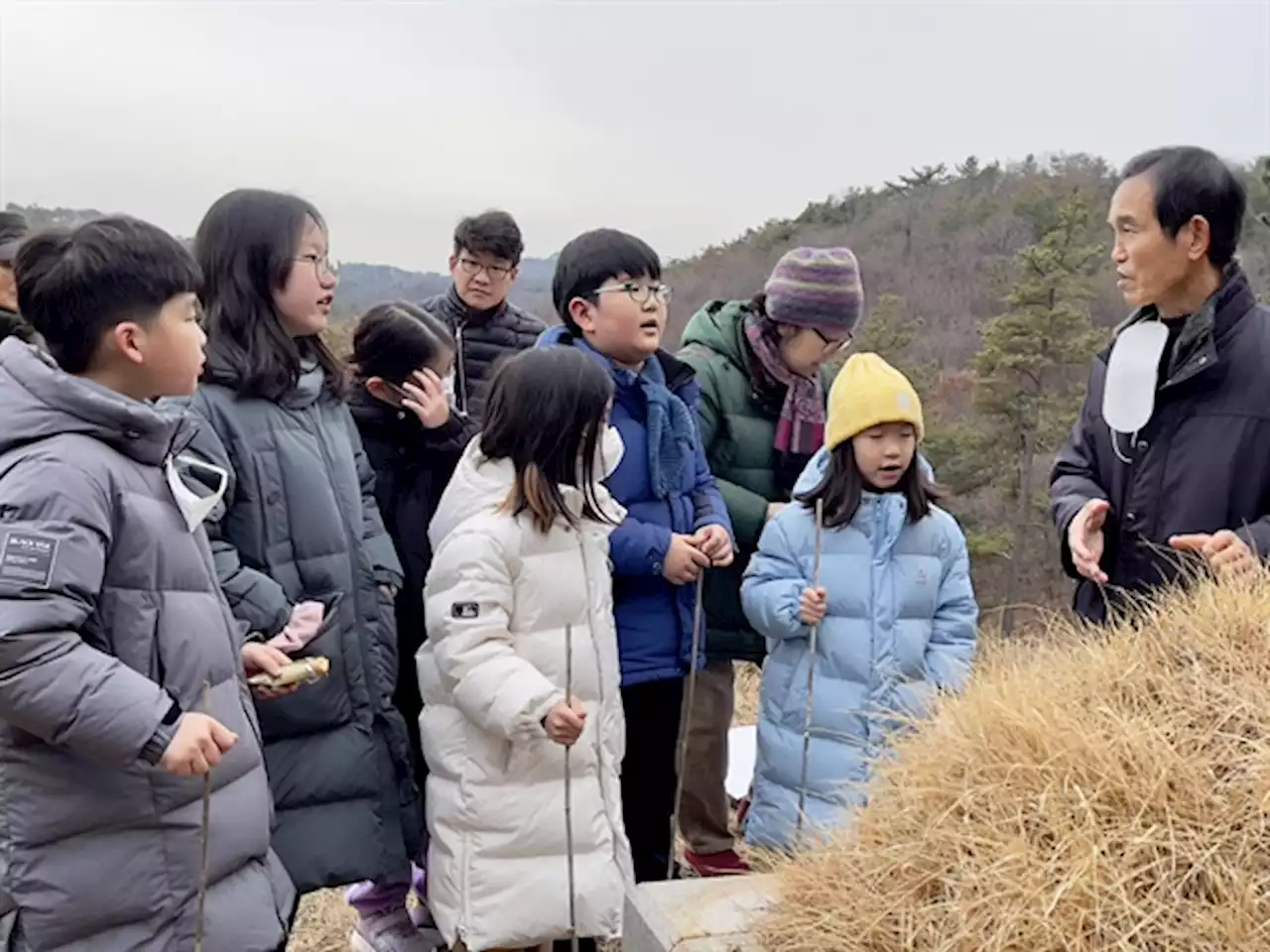 제사 대신, 산소... 열다섯 명이 모여 절했습니다