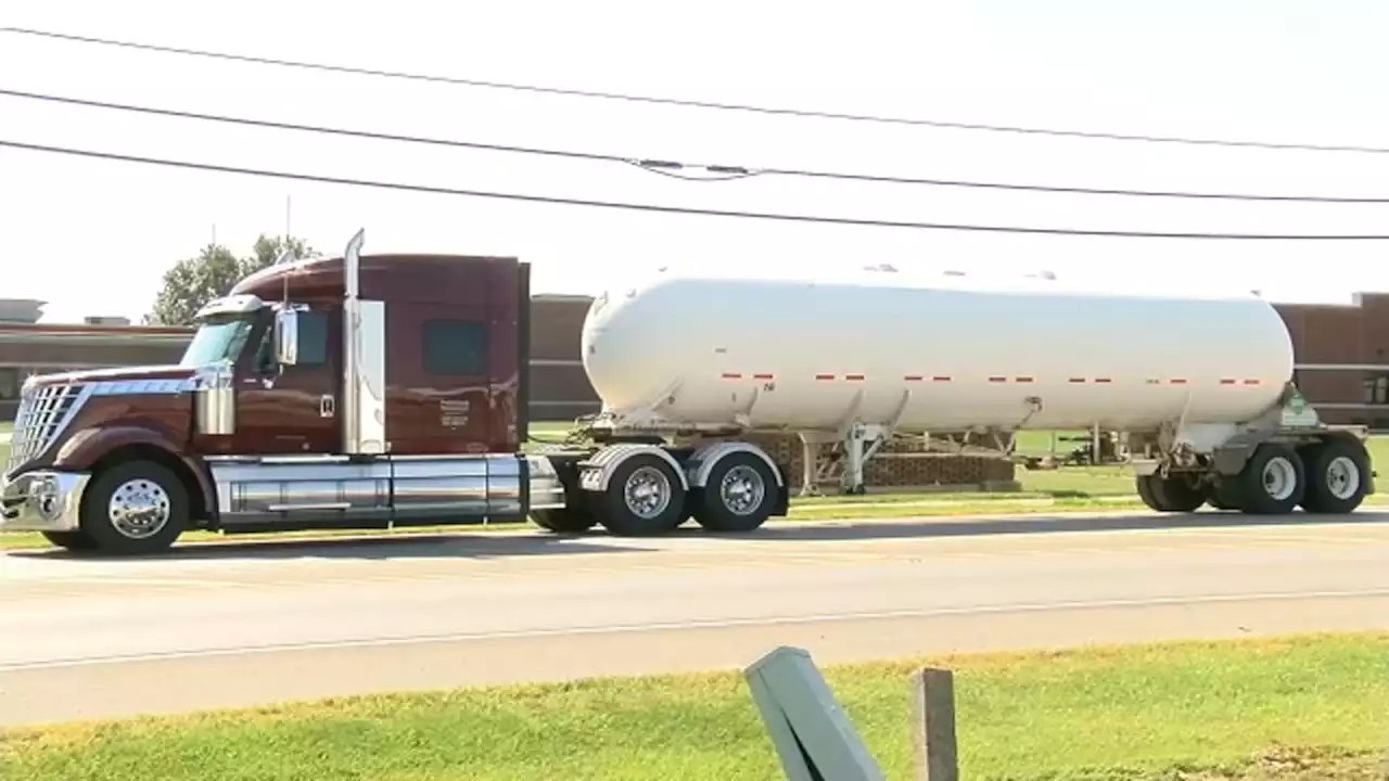 2 children among 5 dead after semi carrying anhydrous ammonia overturns in Illinois