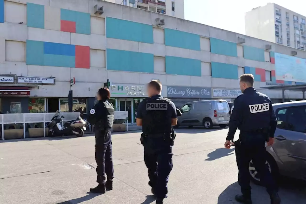 Nîmes : des fusils d'assaut Kalachnikov et de la drogue saisis dans un box souterrain