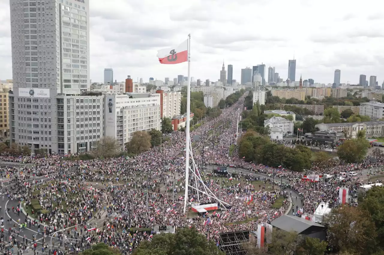 Una manifestación multitudinaria carga contra el Gobierno ultraconservador polaco dos semanas antes de las elecciones