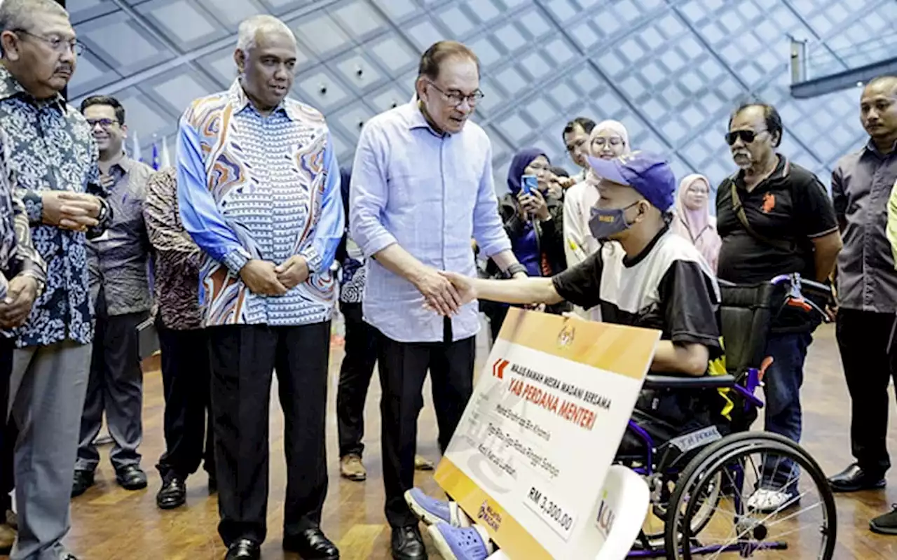 Don’t make guests show up so early at govt events, says Anwar