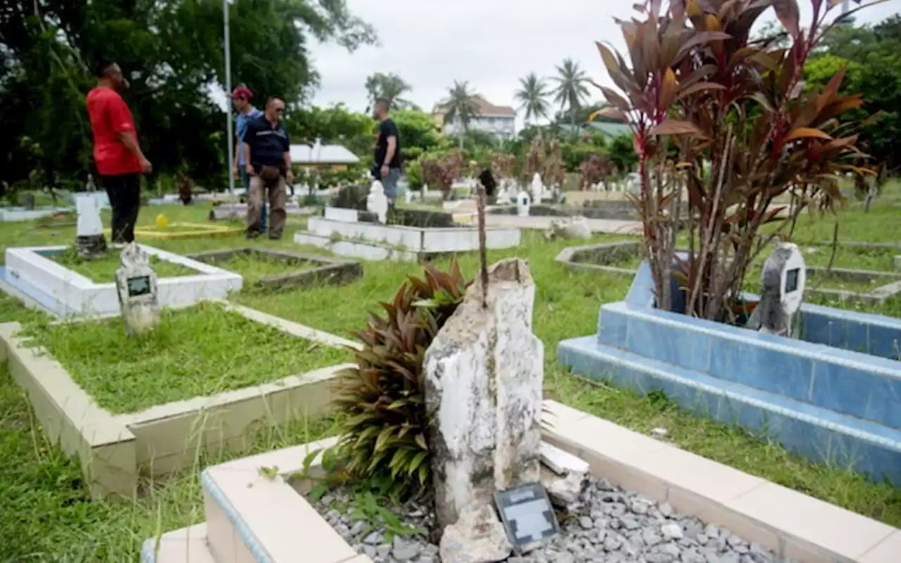 ‘Orang tak siuman’ cabut batu nisan di kubur Labuan