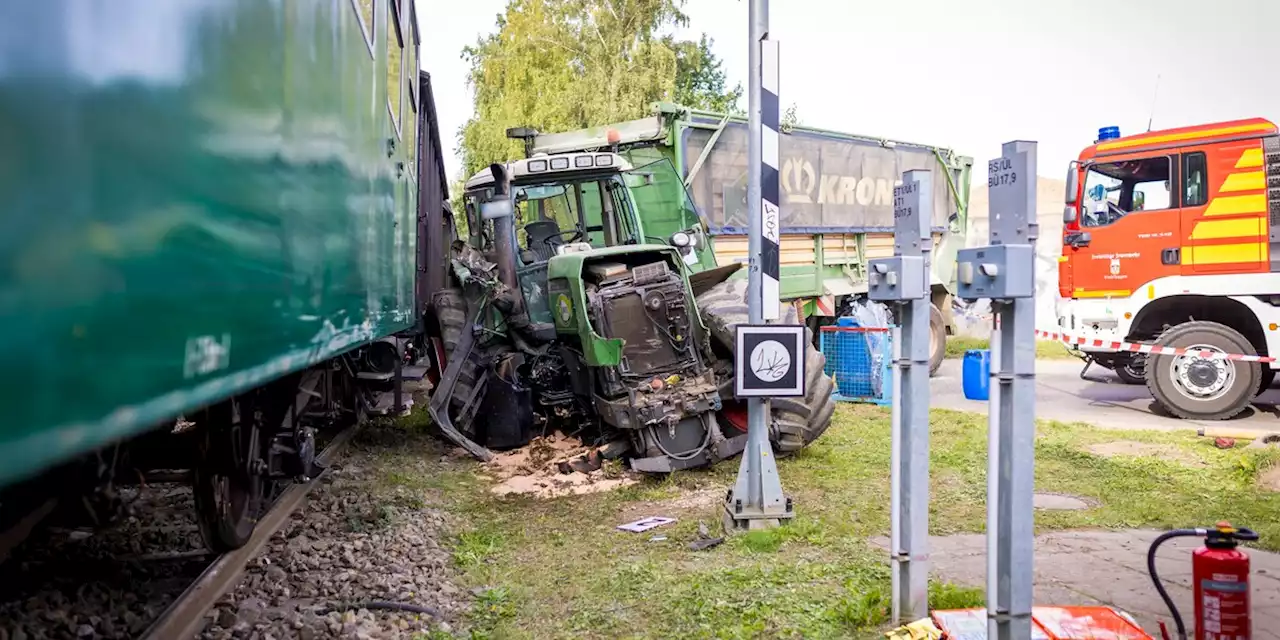 Schwerer Unfall in Stadthagen: Treckerfahrerin (20) kollidiert mit Eisenbahn