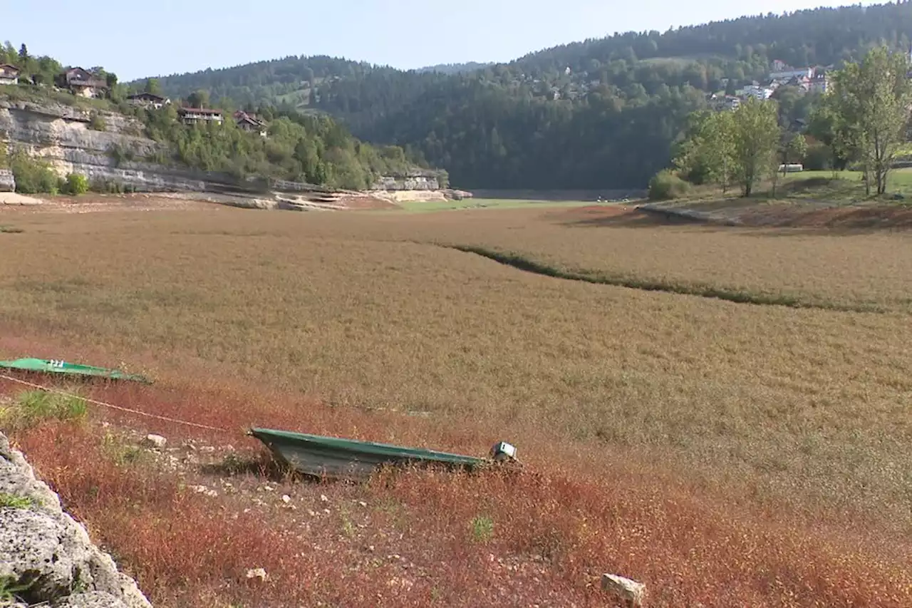 'Je ne m'habitue pas à un paysage comme celui-là' : la tristesse les habitants de Villers-le-Lac face au Doubs à sec