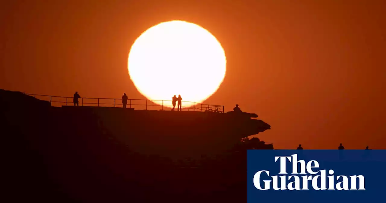 Sydney smashes 1 October heat record as Victoria fights bushfires