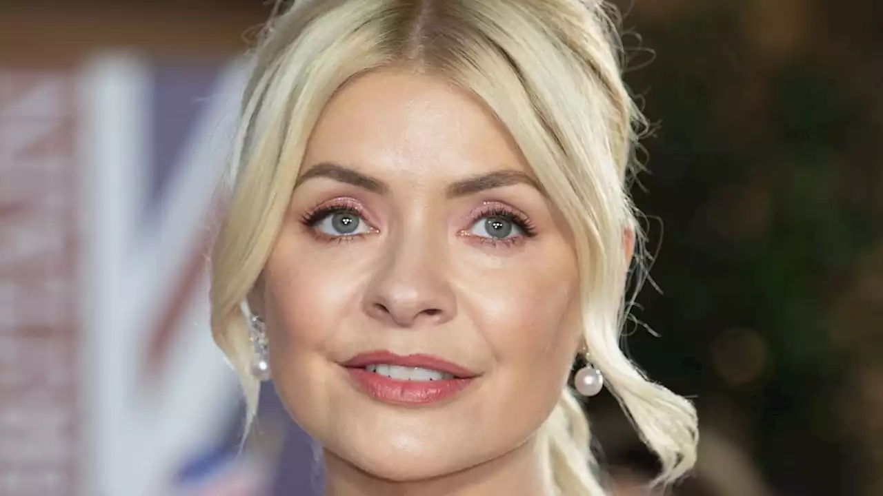 Holly Willoughby's sister Kelly pays heartfelt tribute following family death