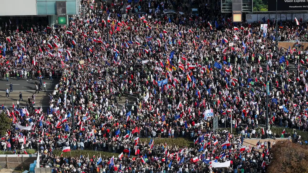 Polonia, un milione in piazza contro il governo. Tusk: 'Il gigante si è svegliato, vinceremo le elezioni'