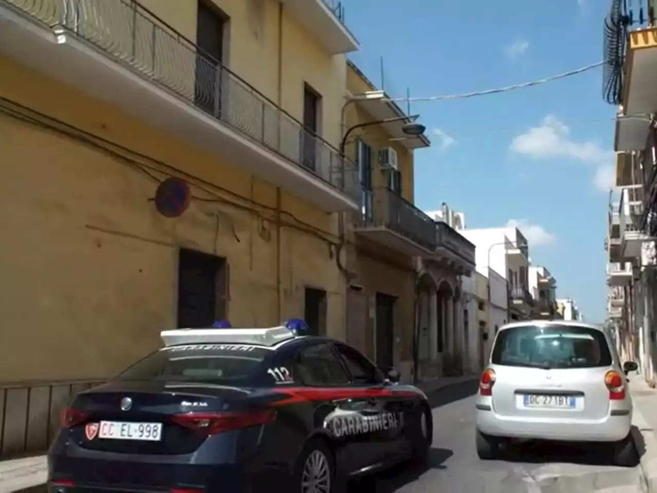 Brindisi, citofona ai vicini e accoltella 17enne: fermato uomo con problemi psichici