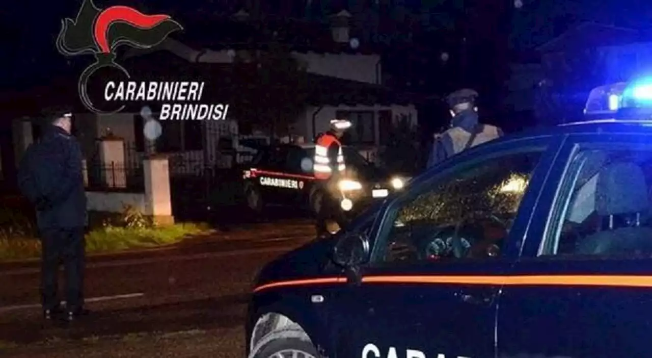 Citofona ai vicini di casa e accoltella una 17enne: lei è grave. Choc a Brindisi