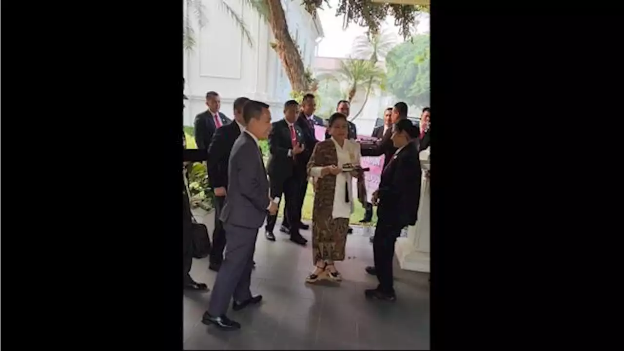 Momen Paspampres Beri Kejutan untuk Ibu Iriana Joko Widodo yang Ulang Tahun Hari Ini