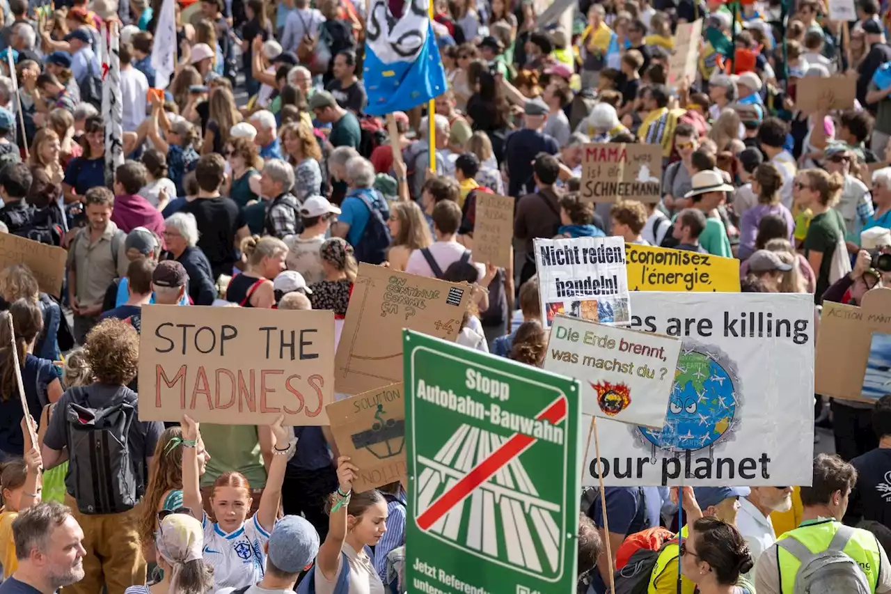 En Suisse, des milliers de personnes manifestent pour le climat